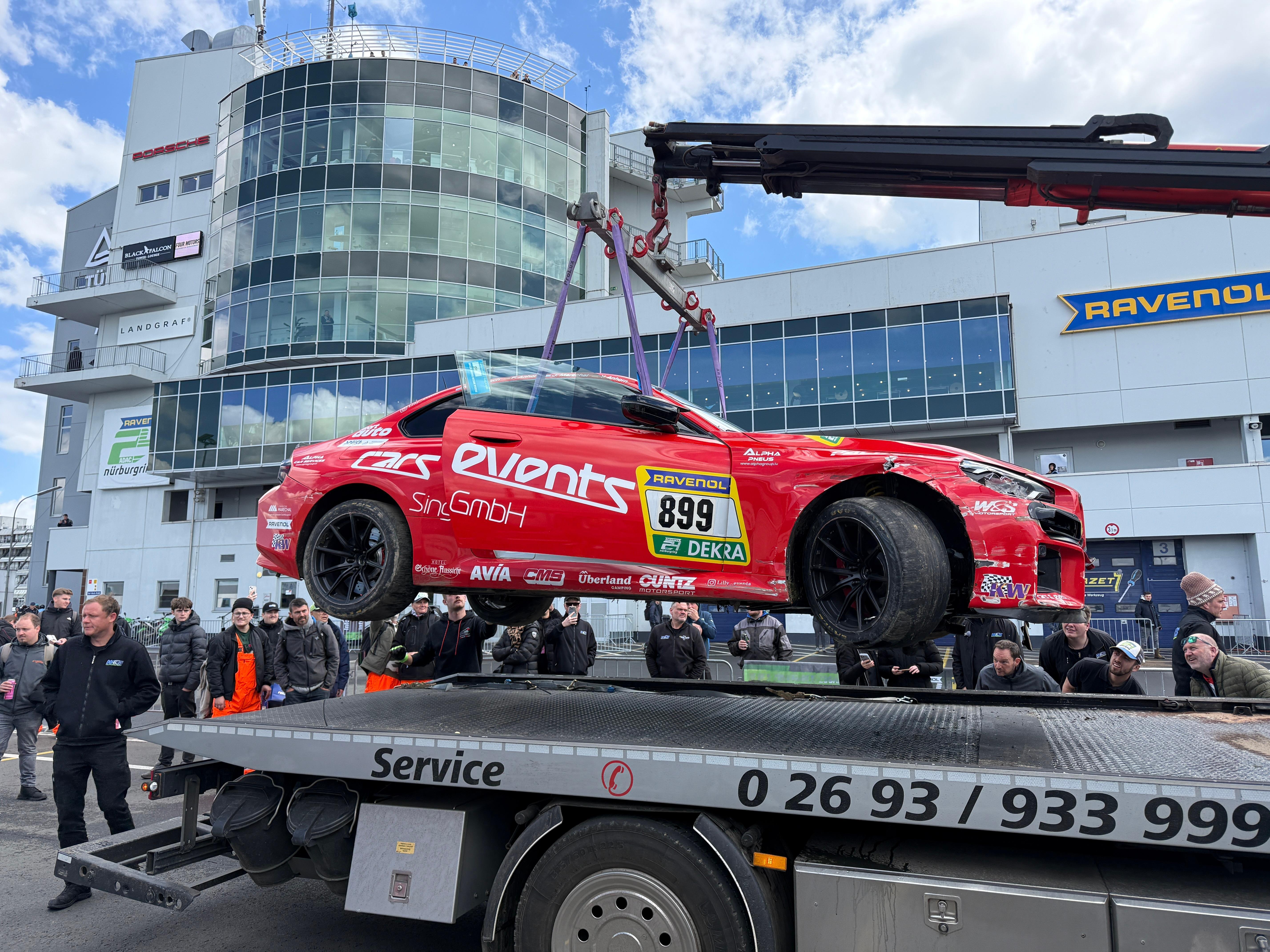 我们车队一共4台718GT4 CS，1台M2 racing，现在还没正赛就已经减