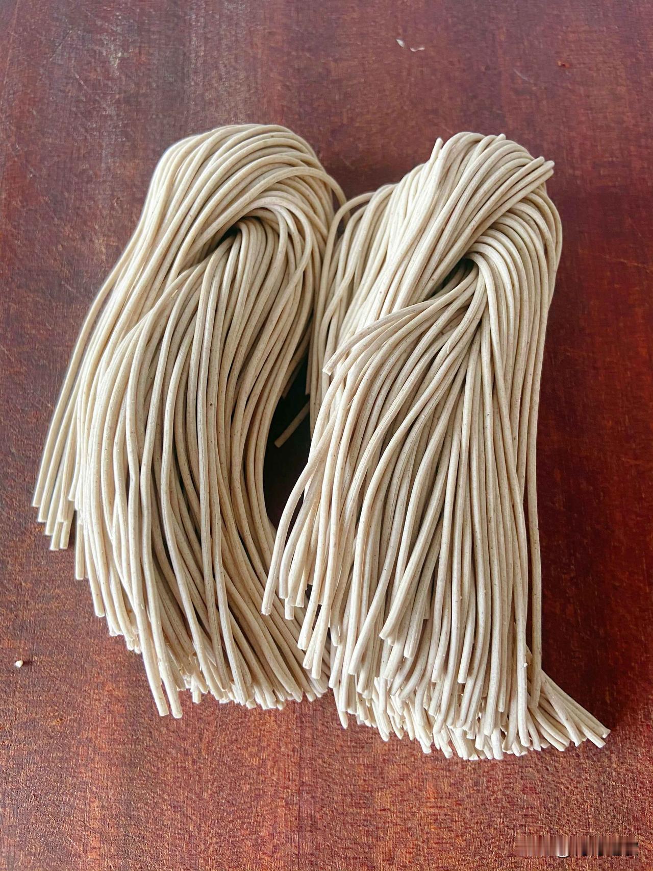 如果只论生活，那按照目前的物价来说1500够生活，3000够好生活，5000够轻