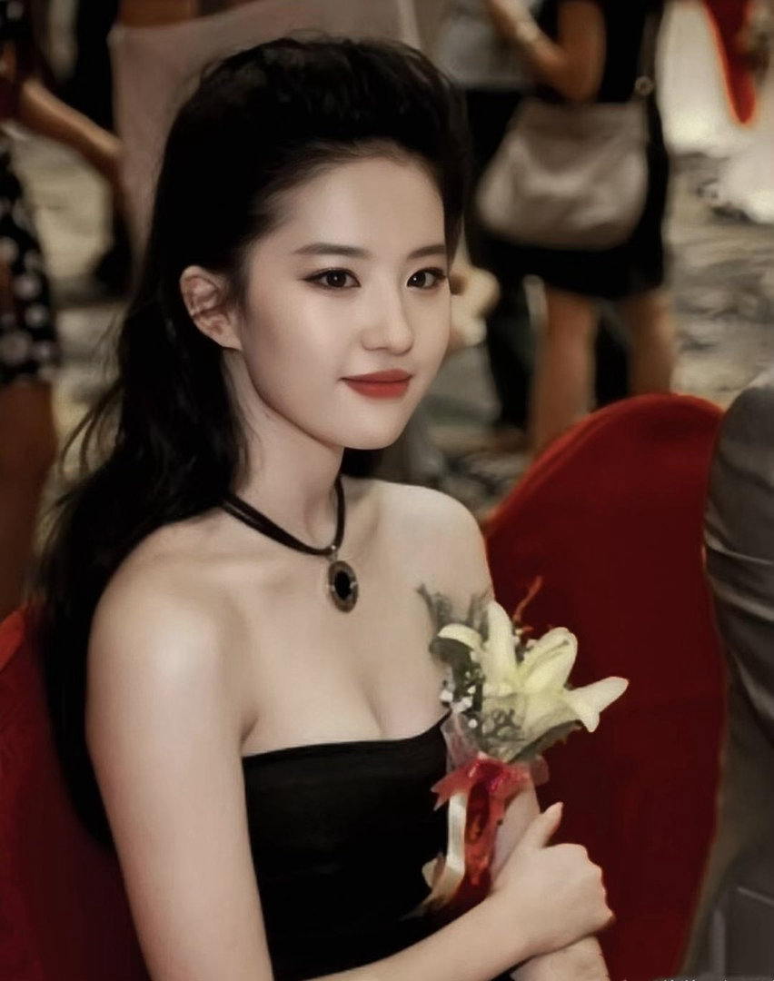 刘亦菲出道就是顶美早期镜头无美颜无滤镜，刘亦菲依旧美得耀眼，出道即巅峰说的就是她
