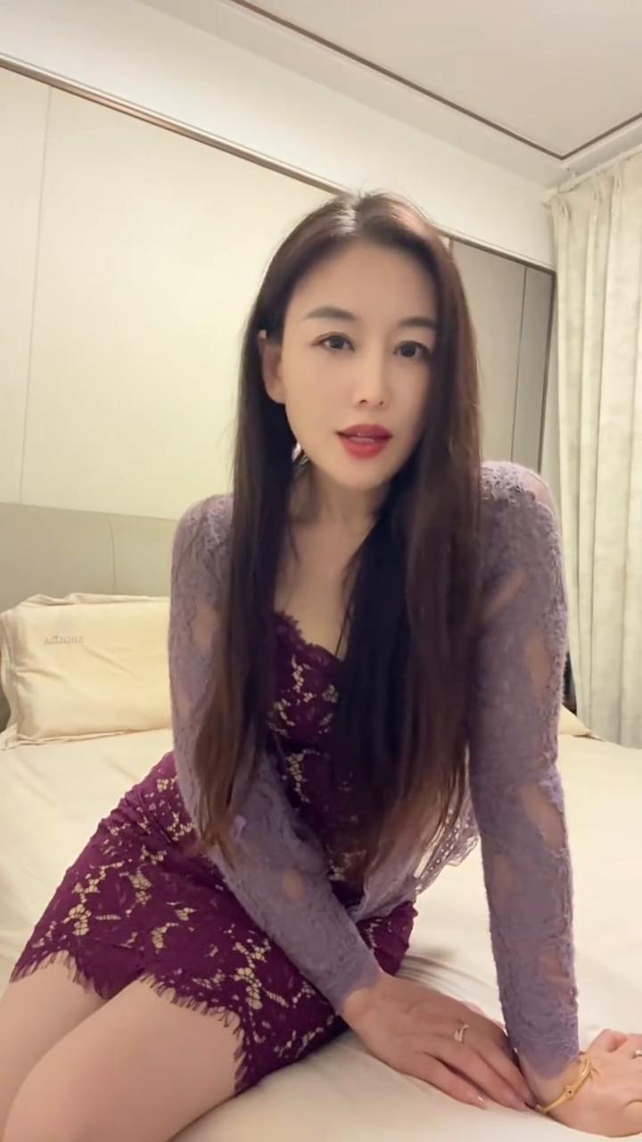 穷是穷了点，但我还是一个人睡一张床，不像有些人两个人挤一张床，还一男一女。那都穷