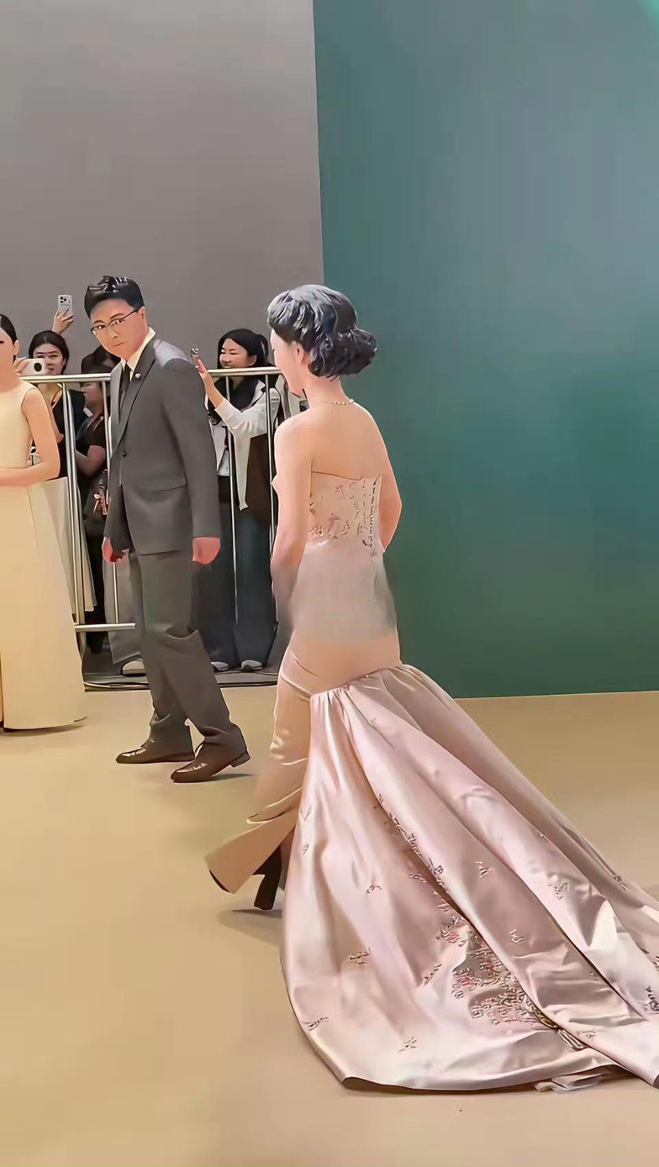 网传80万高定礼服，白玉兰视后生图流出，滤镜碎一地！
 
白玉兰颁奖活动现场，原