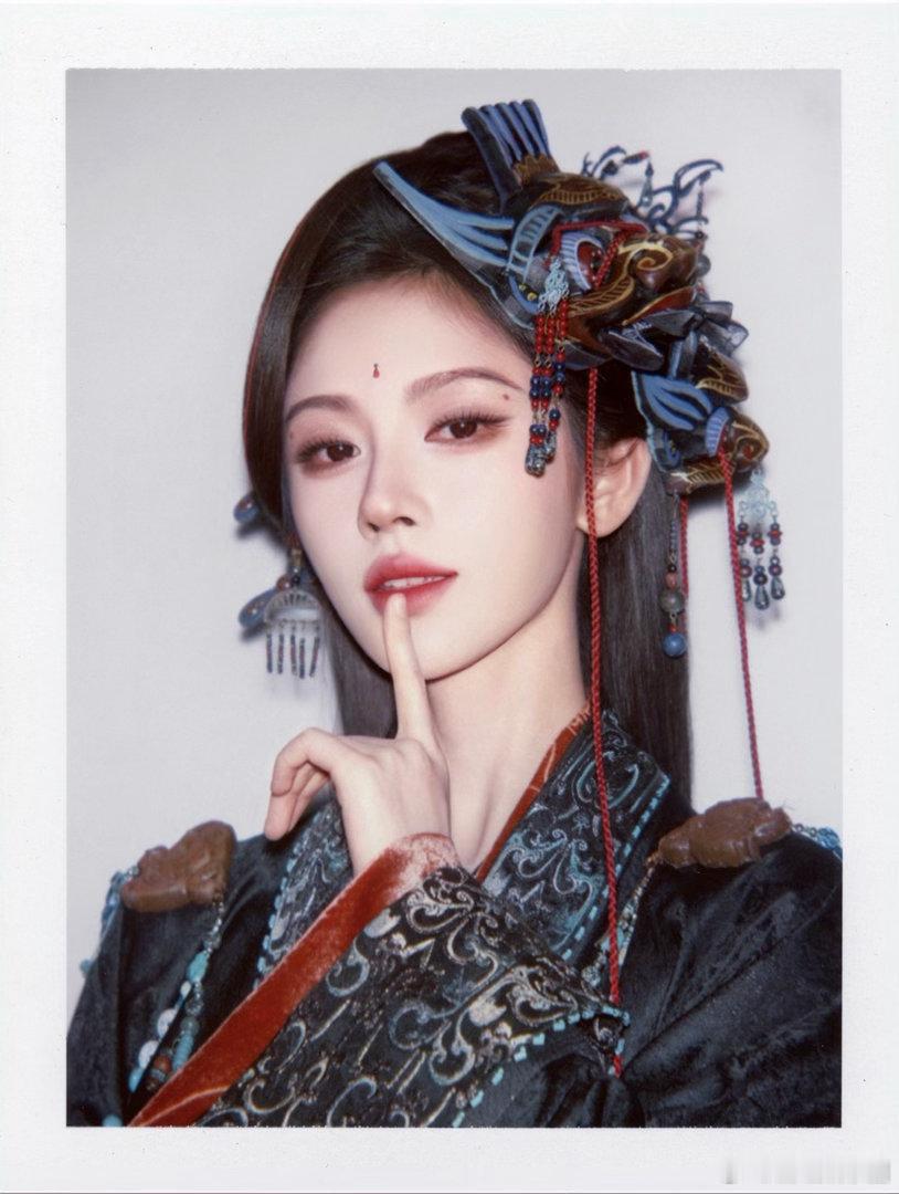 鞠婧祎发了撕拉片、鞠婧祎战国袍撕拉片路人盘全面打开，鞠婧祎发了撕拉片。战国袍剪裁