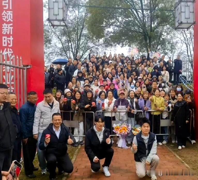成琳今天还是没露面。
董宇辉和鹏鹏连播五个钟头，嗓子都快冒烟了，下播那会儿果园门