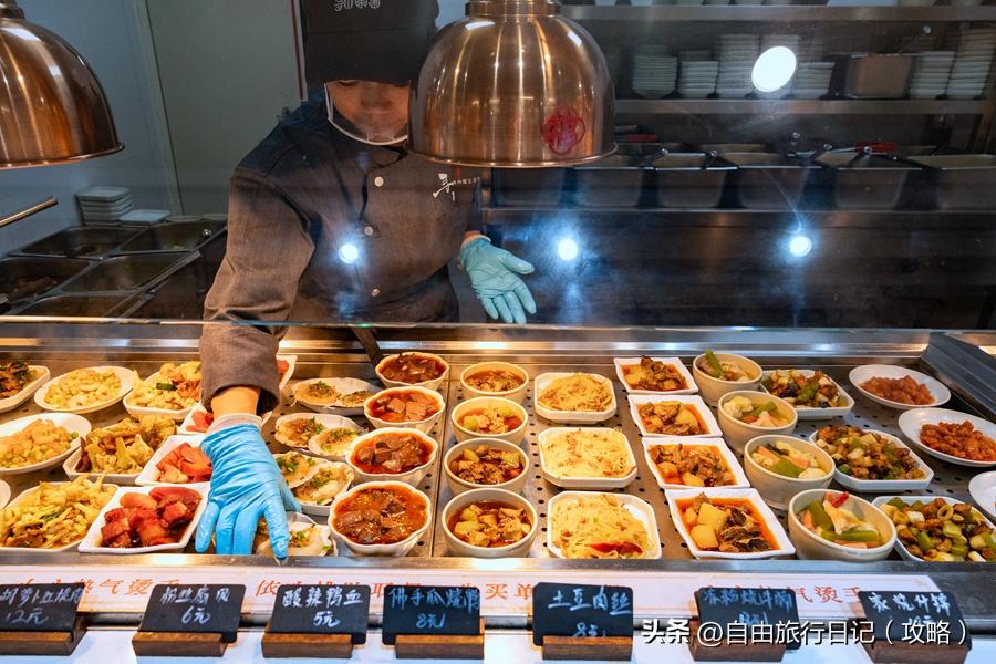 土豆肉丝8块，酸辣鸭血5块，四川博物院和社区联手开的便民食堂，家长带娃逛完展，转