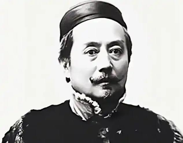 1917 年辜鸿铭在北大讲授《论语》，他梳着辫子走进教室，学生们哄堂大笑。辜鸿铭