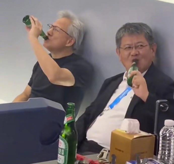 黄仁勋躺地喝啤酒 万亿大佬的日常饮食，和普通人也没太大区别~黄仁勋