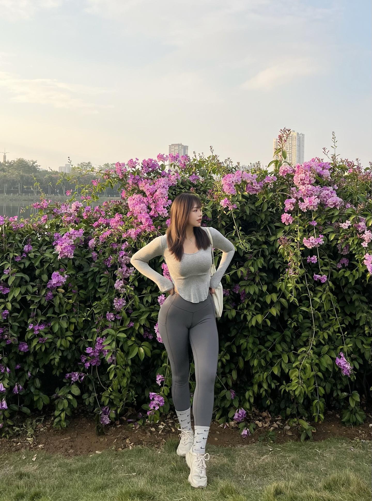 健身路上.紫藤花开。