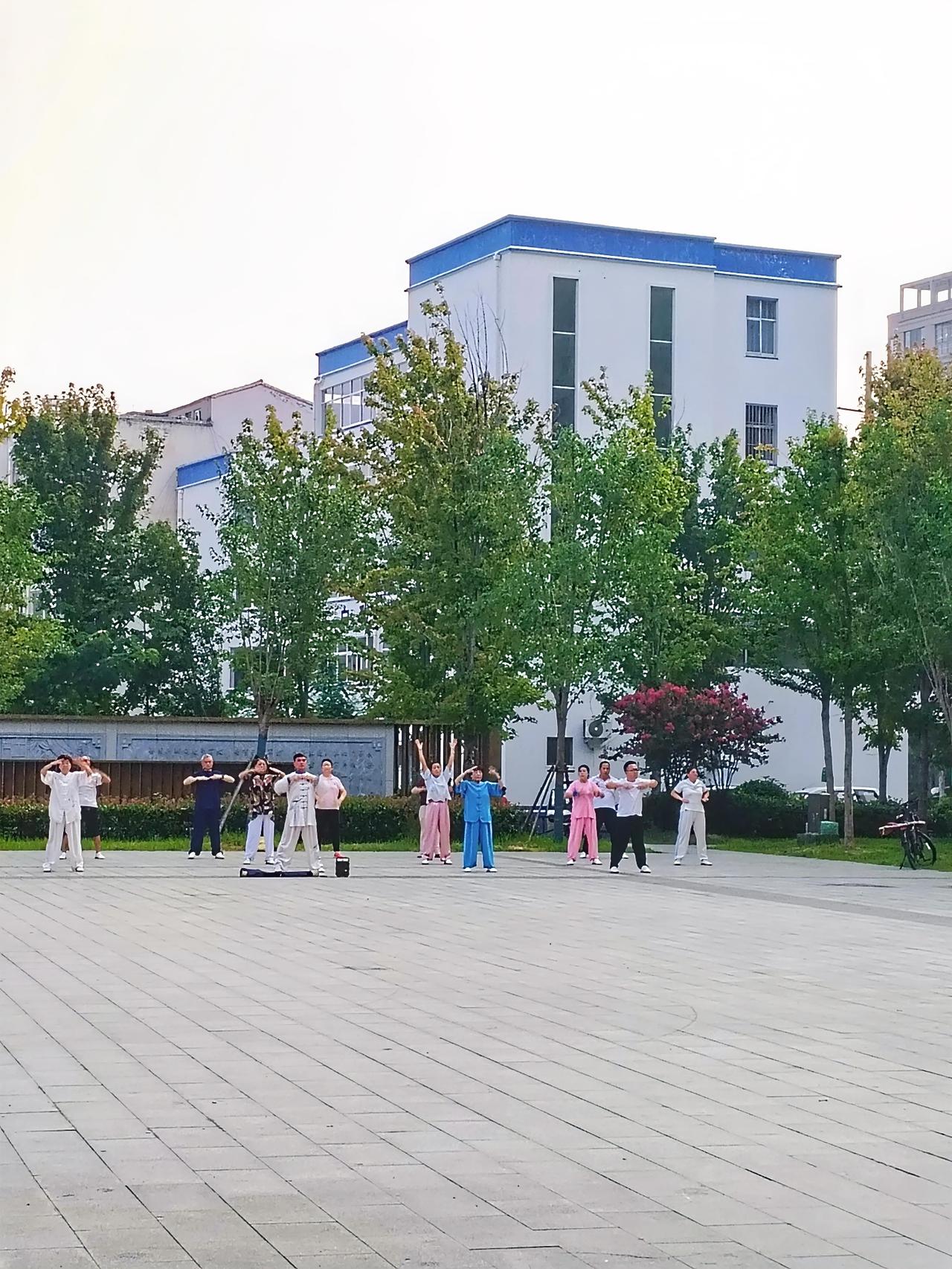 秋后的早晨去公园锻炼身体，看到公园的人们在练太极拳，拿起手机随手拍了张照片，与大