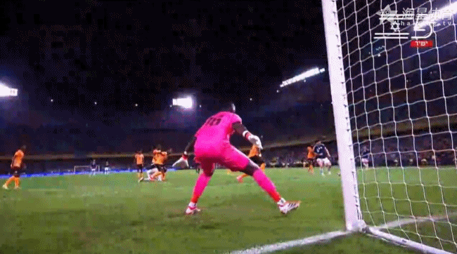 梅西太帅了！！这都能进！！！禁区内多人防守情况下与麦卡敲墙配合，小角度打门进球！