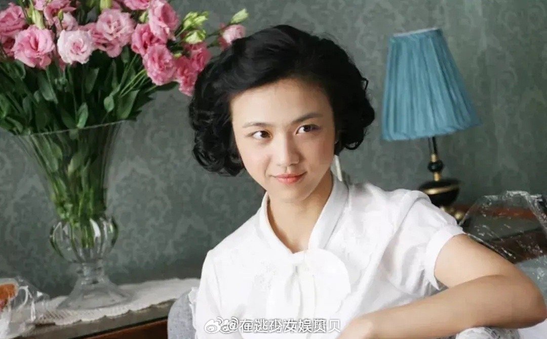 这是《色戒》里最恶毒的镜头，王佳芝为了接近易先生，需要扮演一个风情的已婚贵妇，既