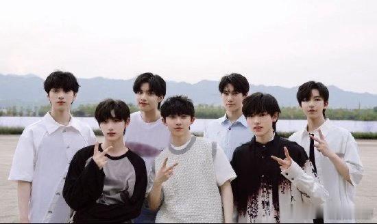 时代少年团是行走的美食地图全员隐藏美食达人，踏遍街巷发掘地道风味，每一处美食推荐