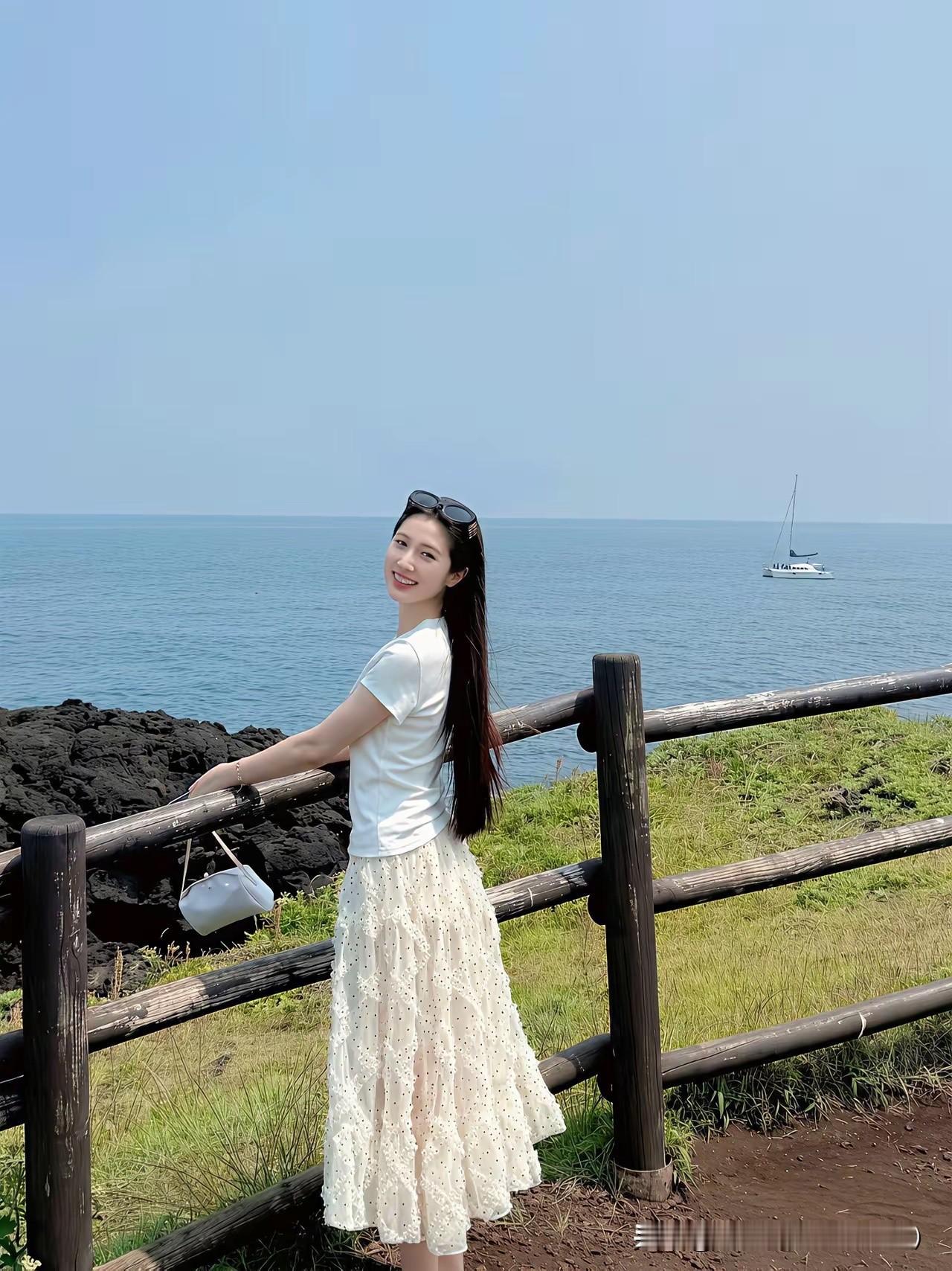 蓝天、大海、微风，是夏天独有的浪漫。一身浅色系穿搭，定格海边温柔瞬间。夏日穿搭