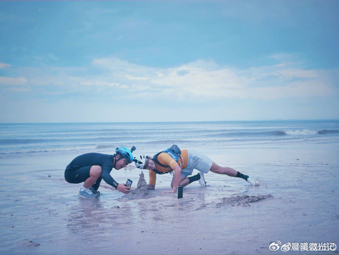 黄渤吴磊直播骑行吴磊和黄渤两人真的都好真诚啊～一起出发骑行，一起躲雨一起吃能量胶