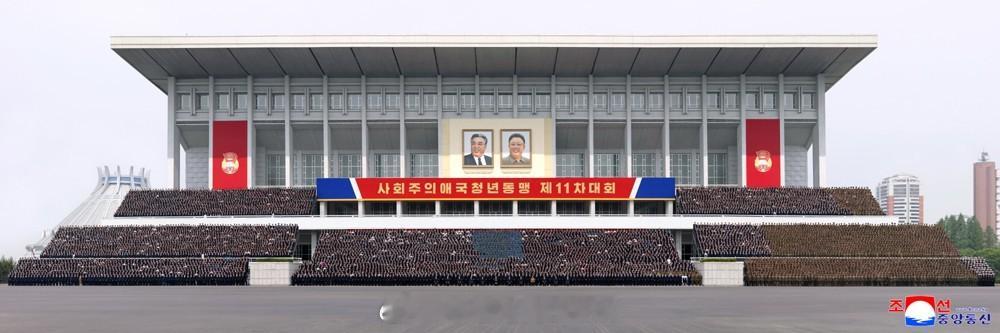 敬爱的金正恩同志会见社会主义爱国青年同盟第十一次代表大会参加者合影留念朝中社平壤