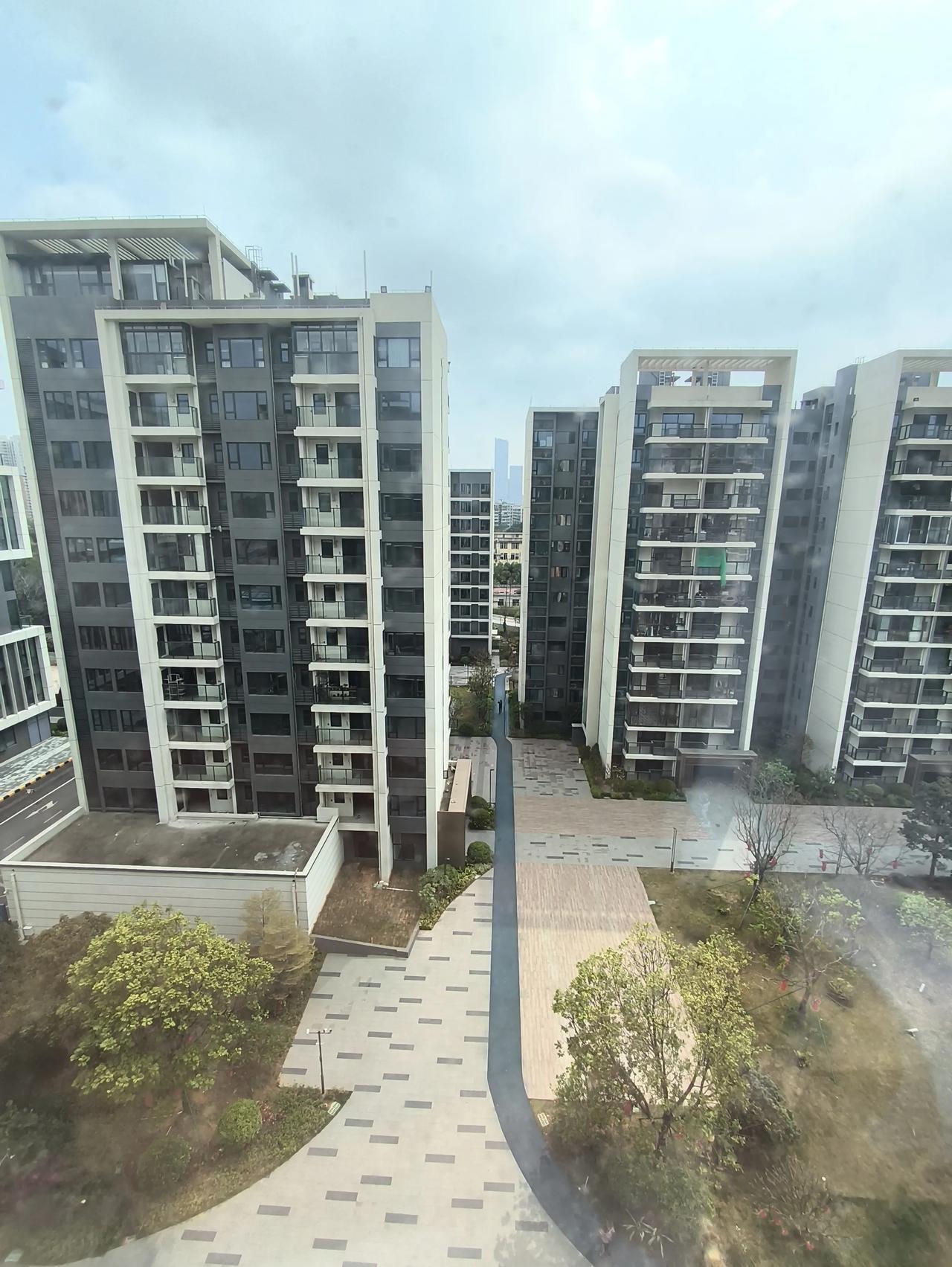 终于还是忍不住在广州买房了
在广州打拼六年了，去年的的时候看上了一套三房两厅的房