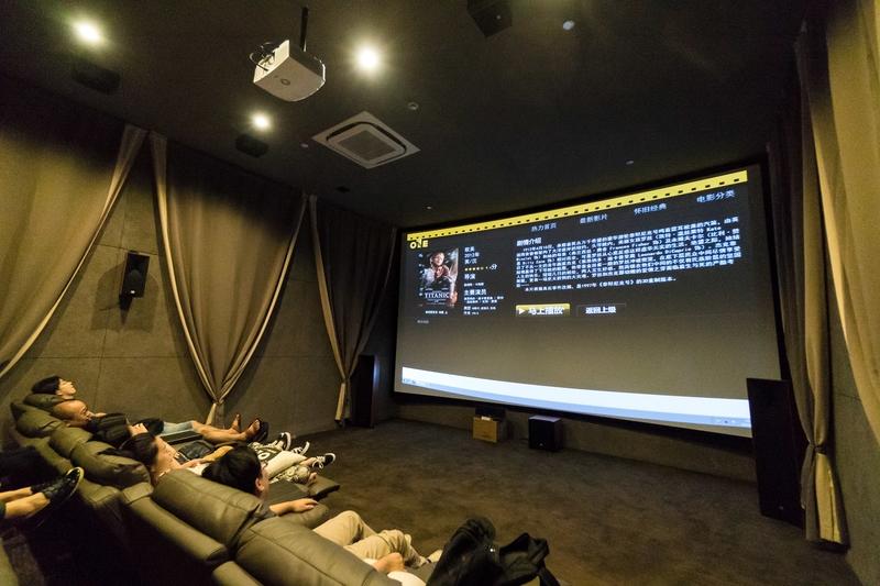 只想单纯看个电影？私人影院强制异性陪侍，不选就赶人，背后猫腻更恶心！
 
谁能想