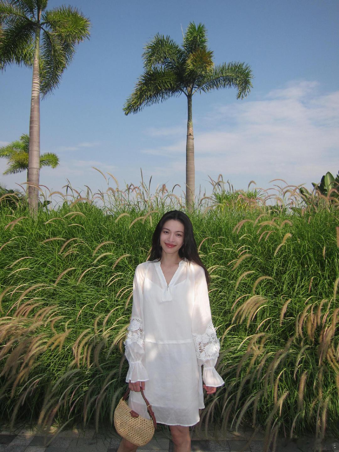 钟楚曦美貌与松弛感并存钟楚曦的笑也太有感染力了吧，不是那种标准的假笑，而是发自内
