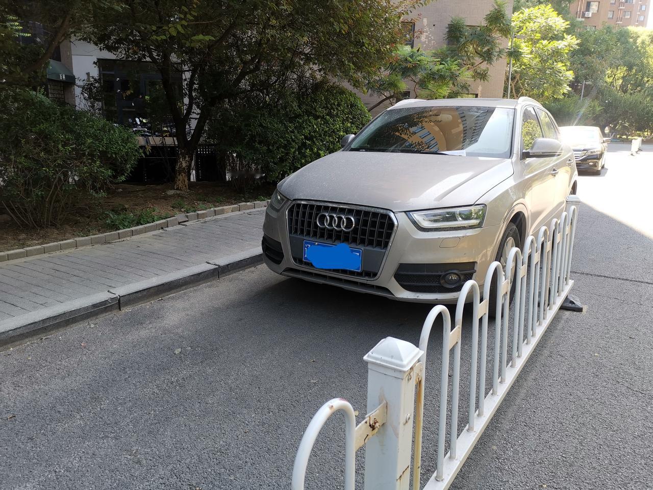【私家车在小区违停，物业禁止入园，私家车围堵小区入门车道，派出所应该怎样处理】