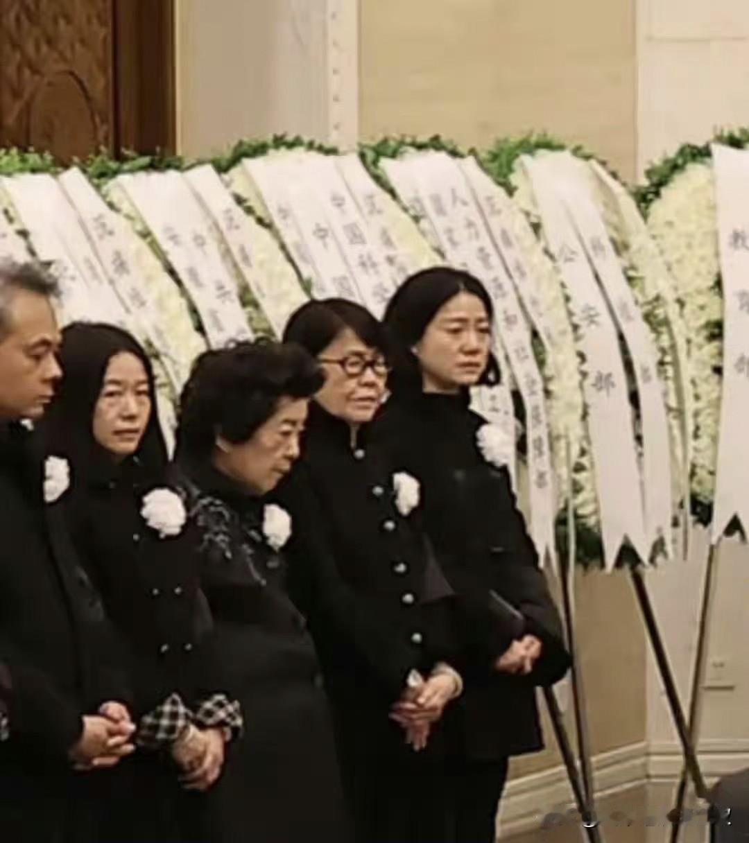 今日9时，杨振宁教授的遗体告别式在北京八宝山殡仪馆大礼堂举行。
翁帆站在亲友告别