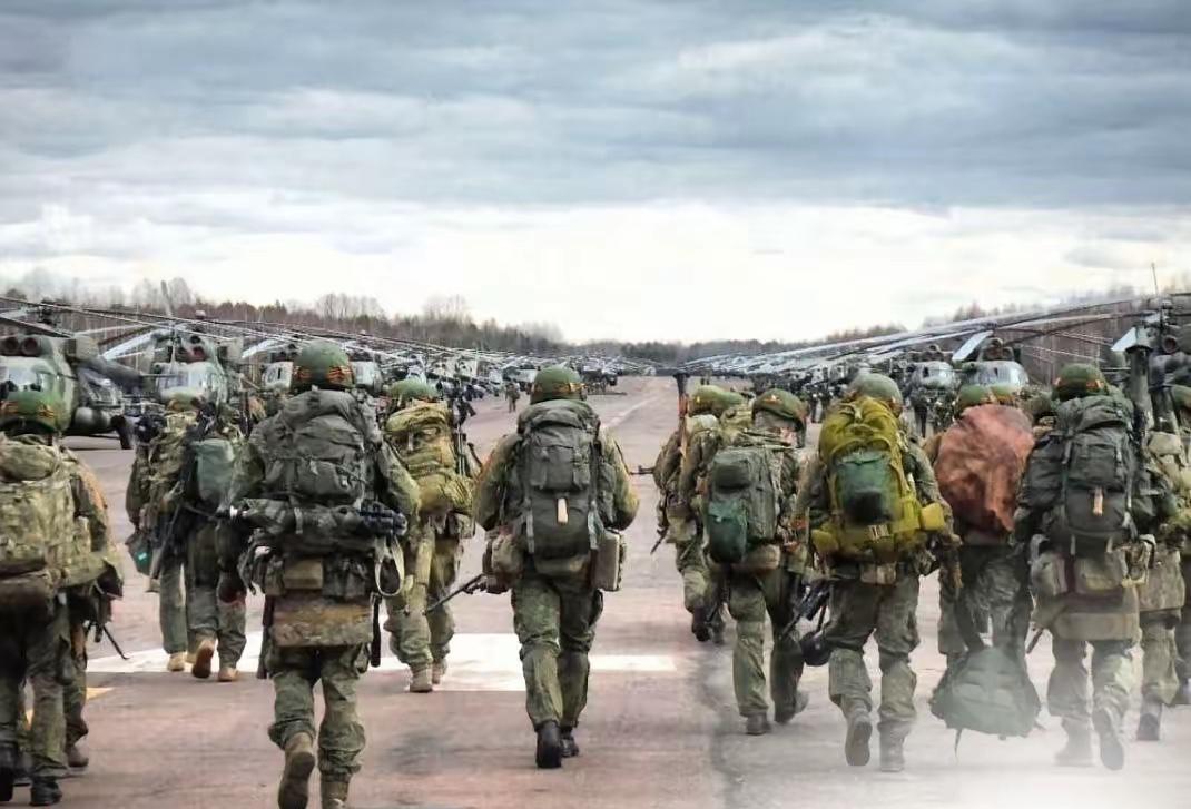 2022年2月24日晨，白俄罗斯戈梅利州机场，俄罗斯第45近卫特种旅登机，直扑基