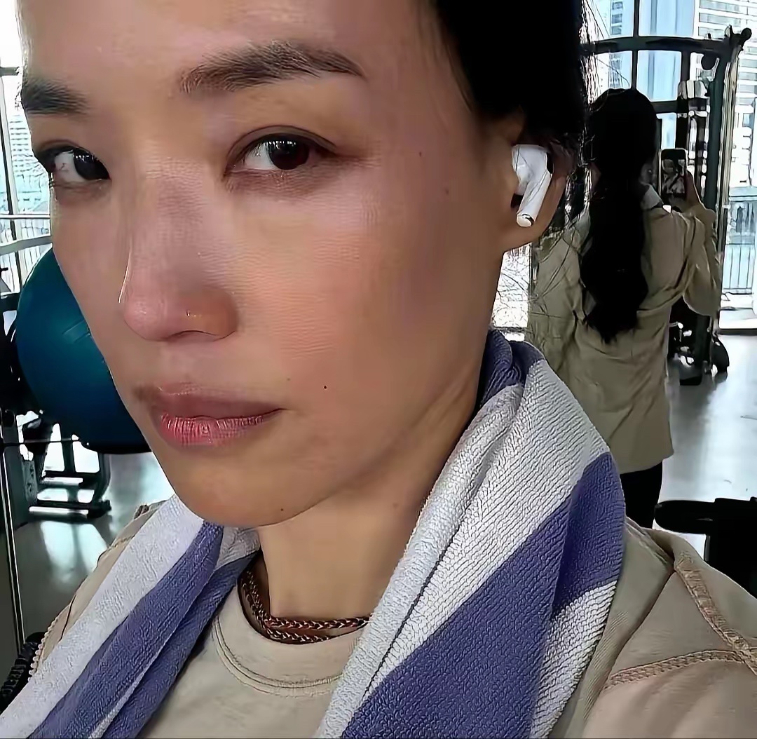 舒淇发健身自拍照，照片她素面朝天，法令纹、雀斑都清晰可见，娱乐圈里能敢把这份真实
