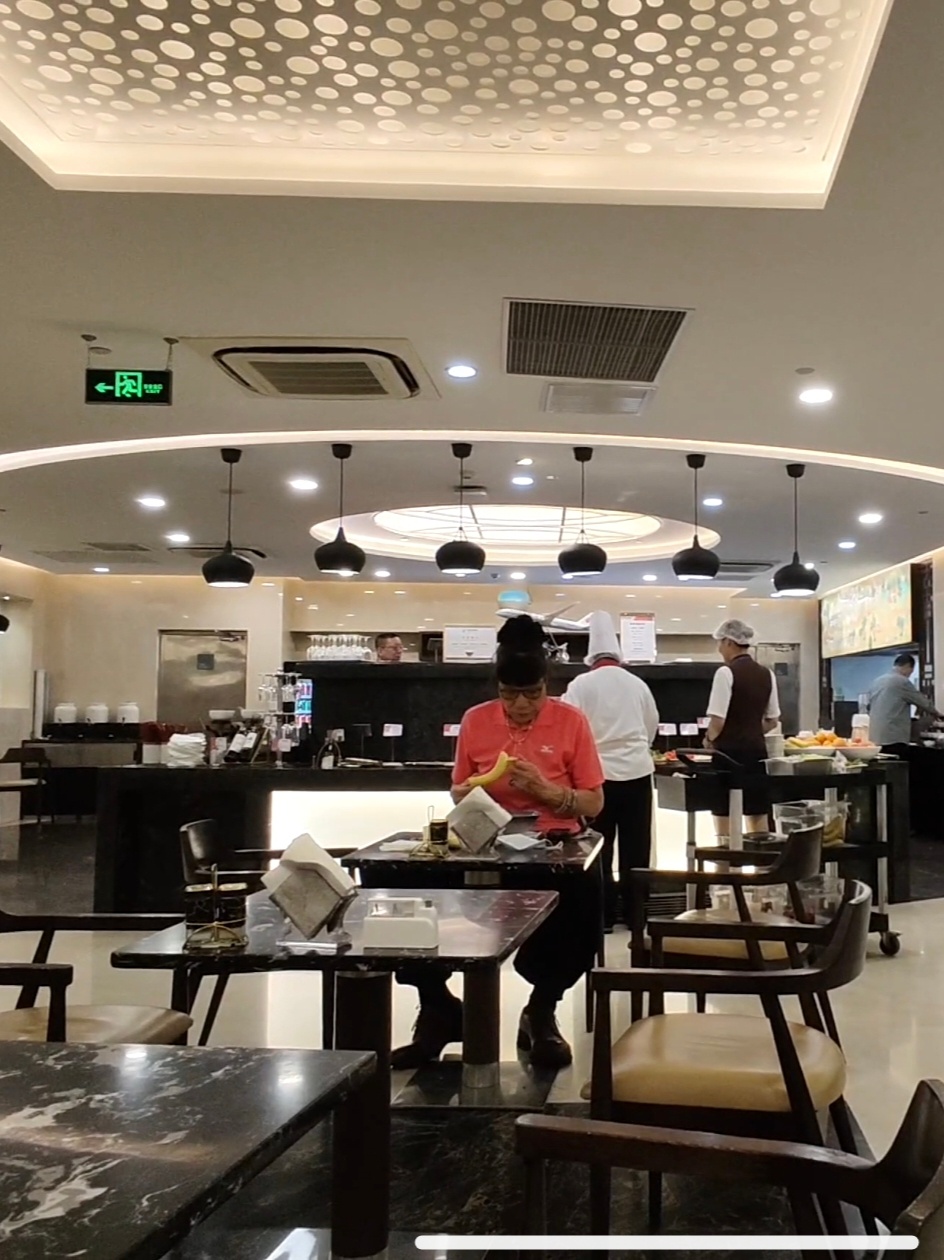 昨天偶遇了中国女子篮球在奥运会夺得第一枚奖牌的功臣：郑海霞～郑老师太好认了，个子