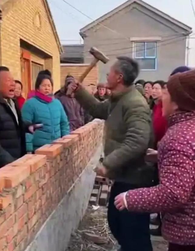 欺负人欺负到家了！湖北襄阳，6旬老汉把自家宅基地26万卖给一个男子，合同说好地基