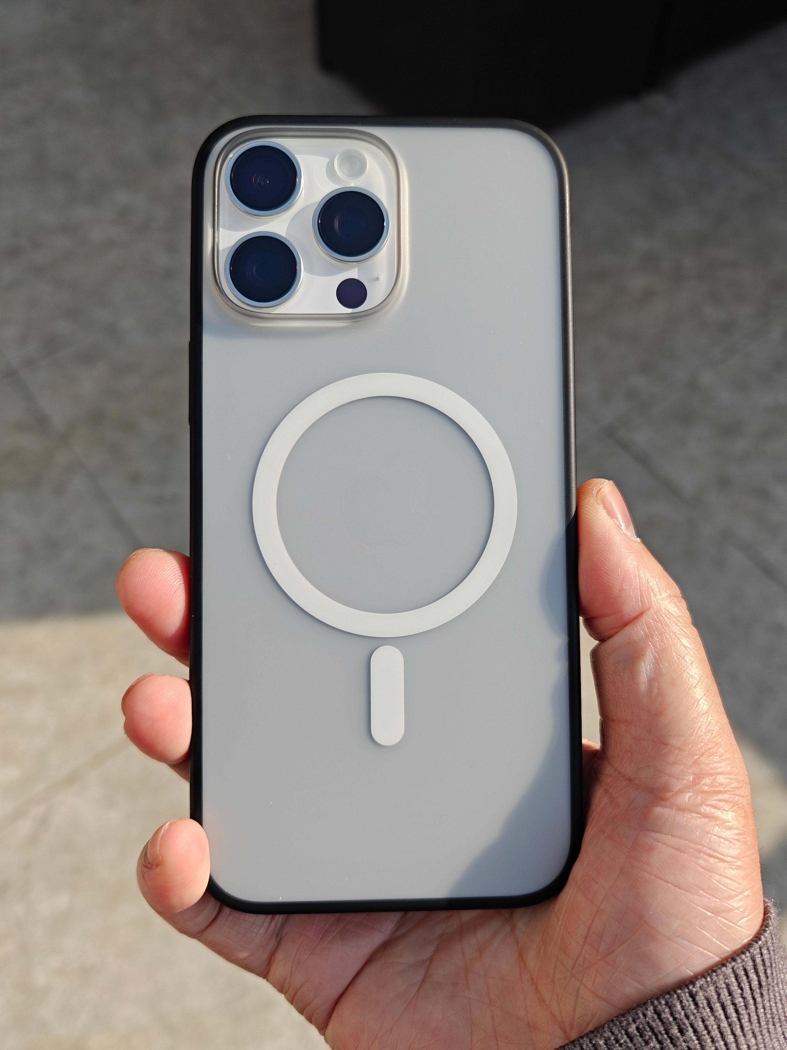iPhone15/16Pro 系列的013不兼容带防尘网的膜哦，可能会顶膜或者导