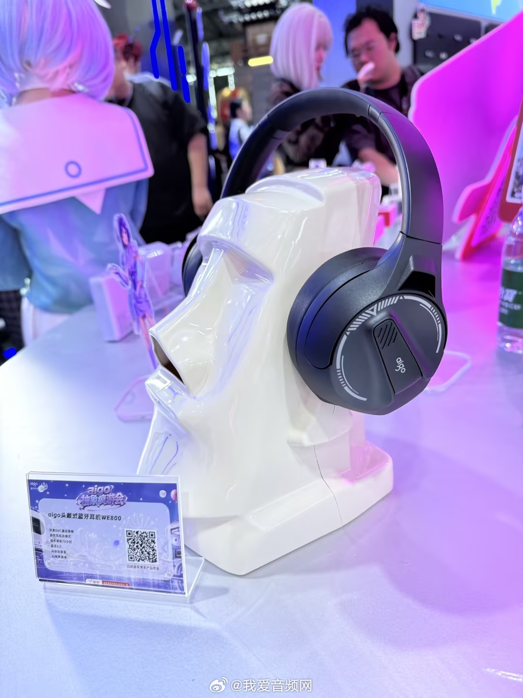 chinajoy aigo爱国者展台创意拉满，标志性巨型耳机充电盒装置重磅亮相，