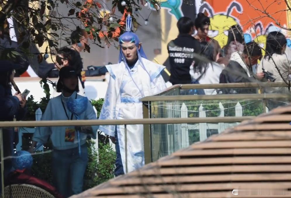 汪铎cos敖丙《周五晚高疯》汪铎cos敖丙，手里还拿着大锤，导演也太懂观众想看什