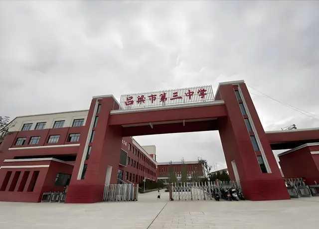 终身禁业！山西一中学教师多次猥亵学生获刑，仅凭自荐信入职，手机藏不雅内容引追问