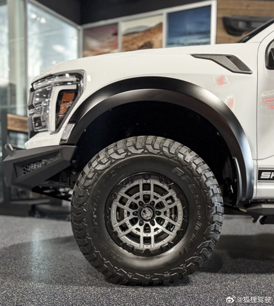 白色谢尔比猛禽R也是非常的帅，熊猫配色。 