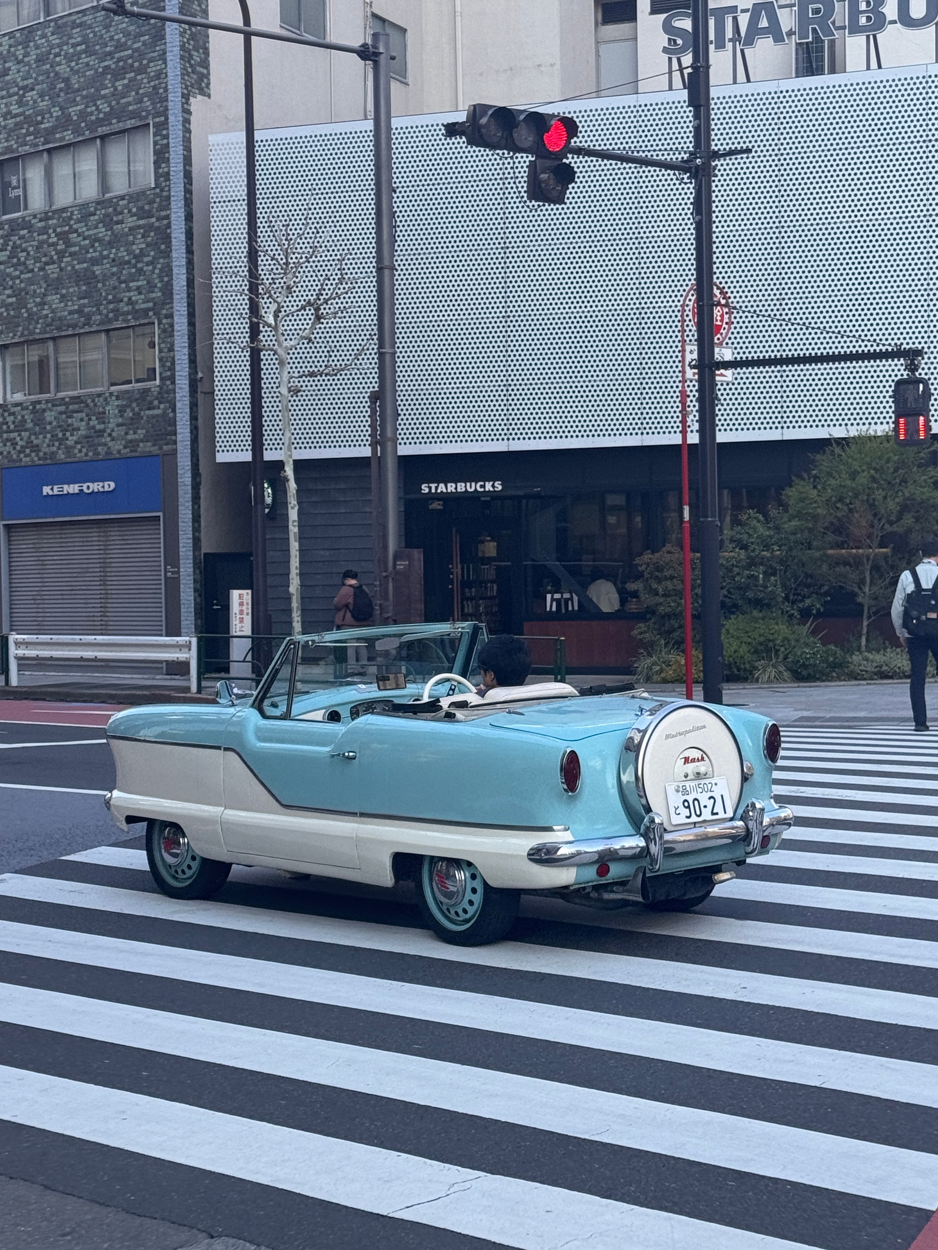 这是什么车？有人认识吗？问了几个懂车的哥们，他们纷纷回我以沉默。 