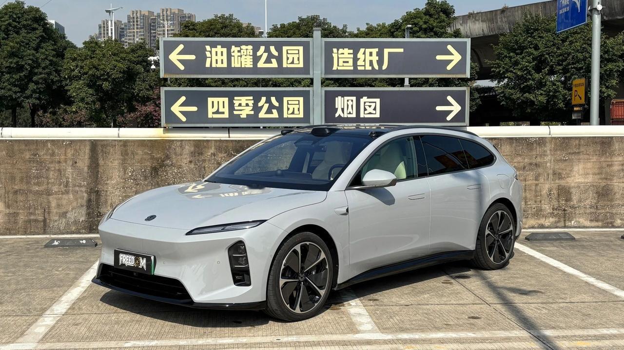 还记得上一次试驾蔚来ET5T的时候，它还没有正式上市，当时国内市场中的同类产品也