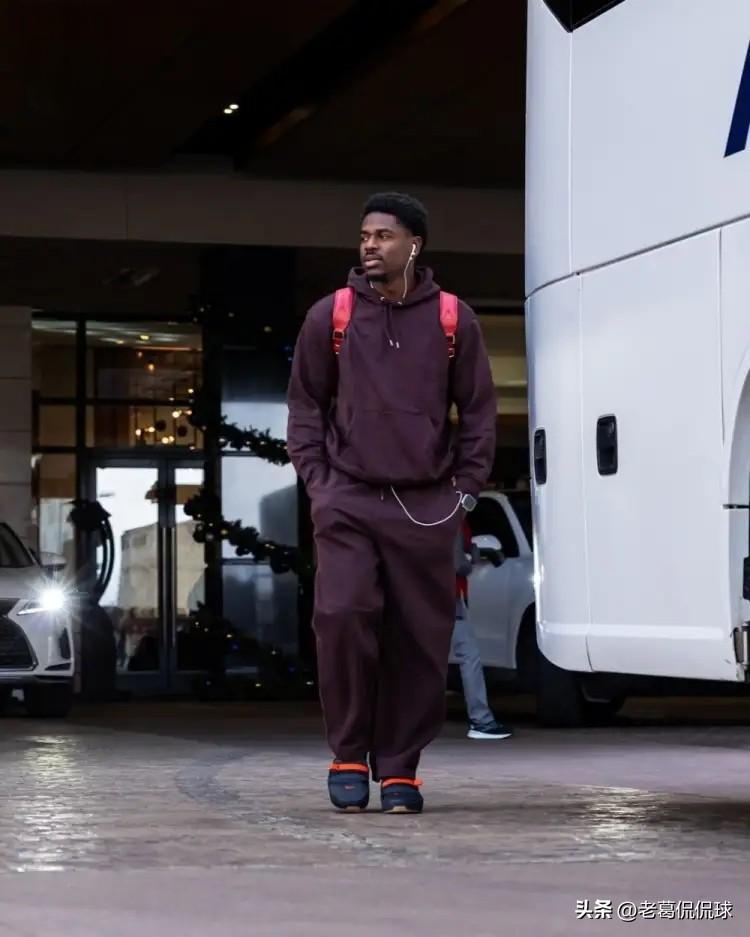 我真为火箭大将霍勒迪鸣不平！在今天火箭主场以93：114输给凯尔特人的比赛中，霍