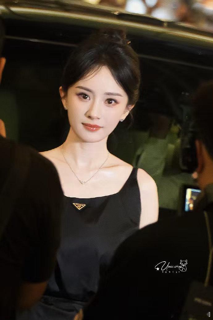 杨幂私下性格好鲜活 不会刻意营造温柔完美人设，偶尔也会直白说出自己的喜好与排斥，