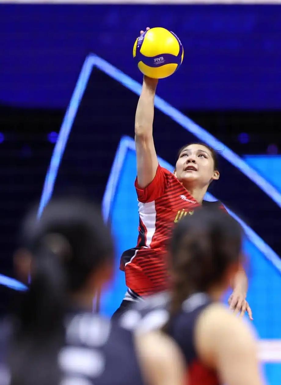 山东女排气势如虹，小炮手孙杰表现神勇，老将王梦杰坐镇后防，全队配合流畅，攻防有佳