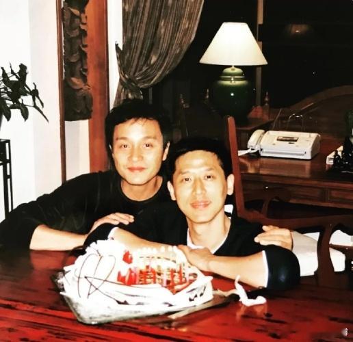 他把张先生的骨灰存着干什么？和新欢住在老张的房子里干什么？生双胞胎干什么？新欢还