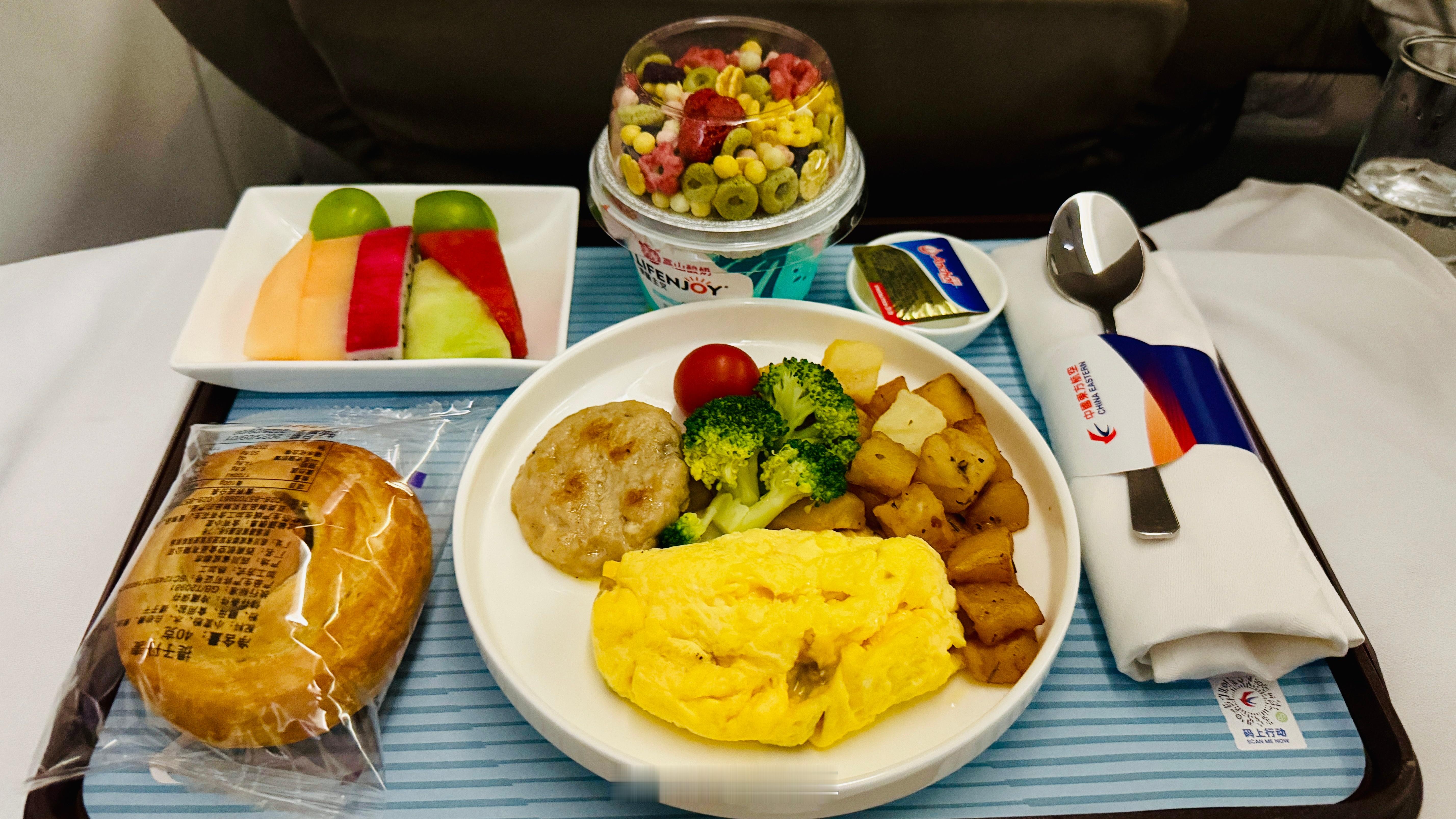 成都飞上海今日份午餐…成都至上海航班 ​​​