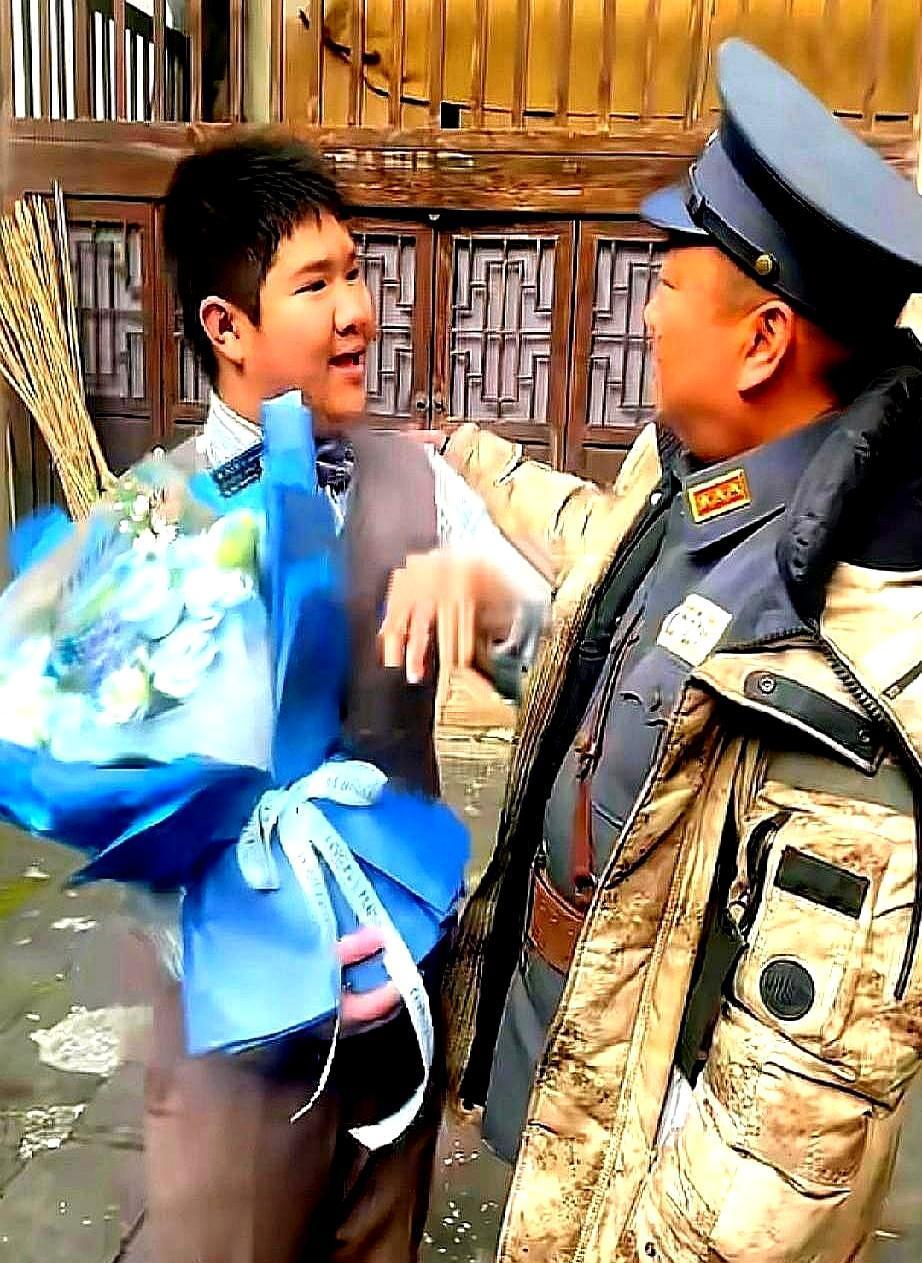 为演个喜剧拍到吃止痛药，值吗？
廖健演傻儿师长，先给自个儿灌胖三十斤。
每天戏服