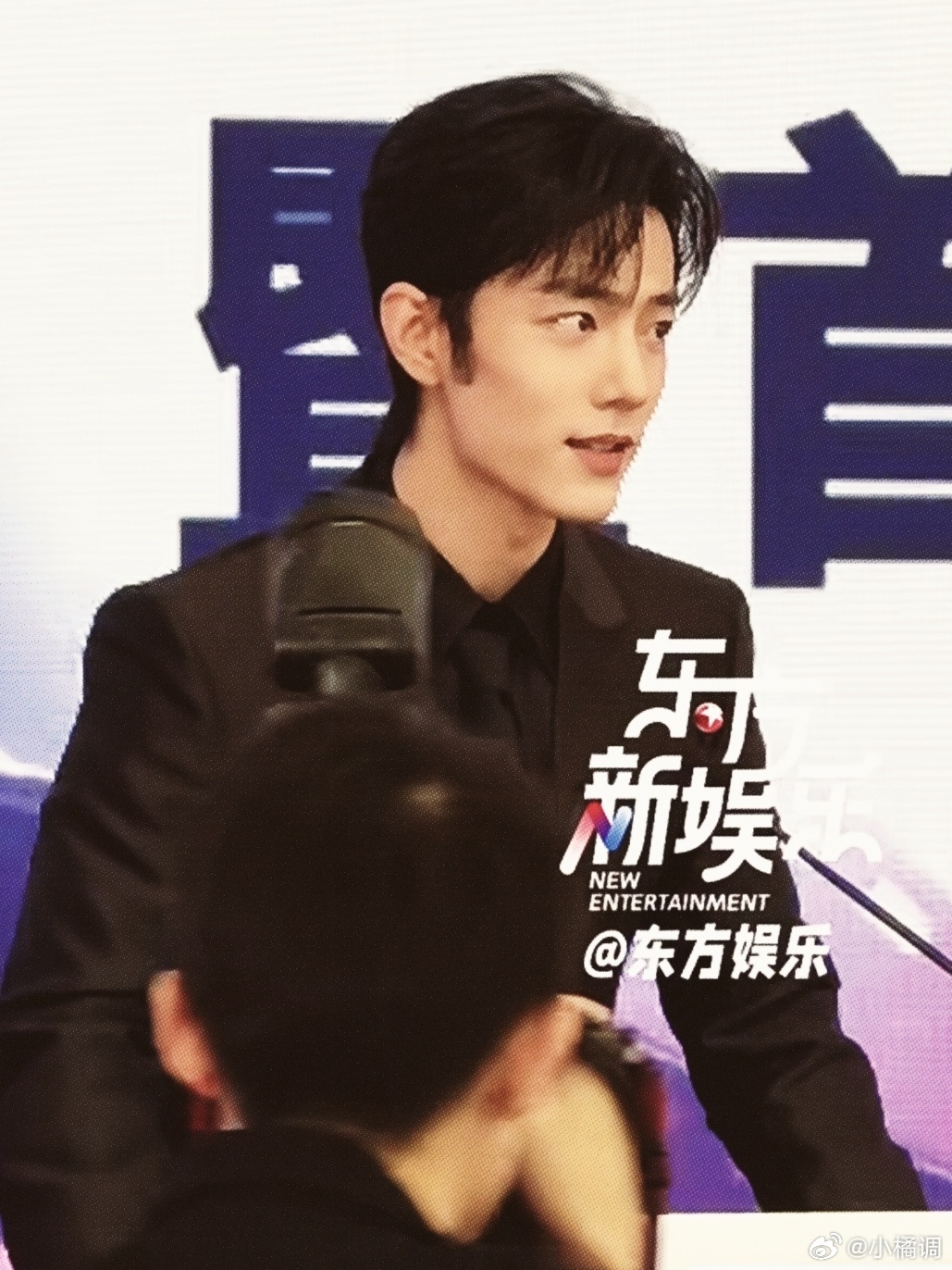 如果这是我的专业课老师，我想我上课手机肯定摸都不摸一下，全程盯着讲台上看，老师走