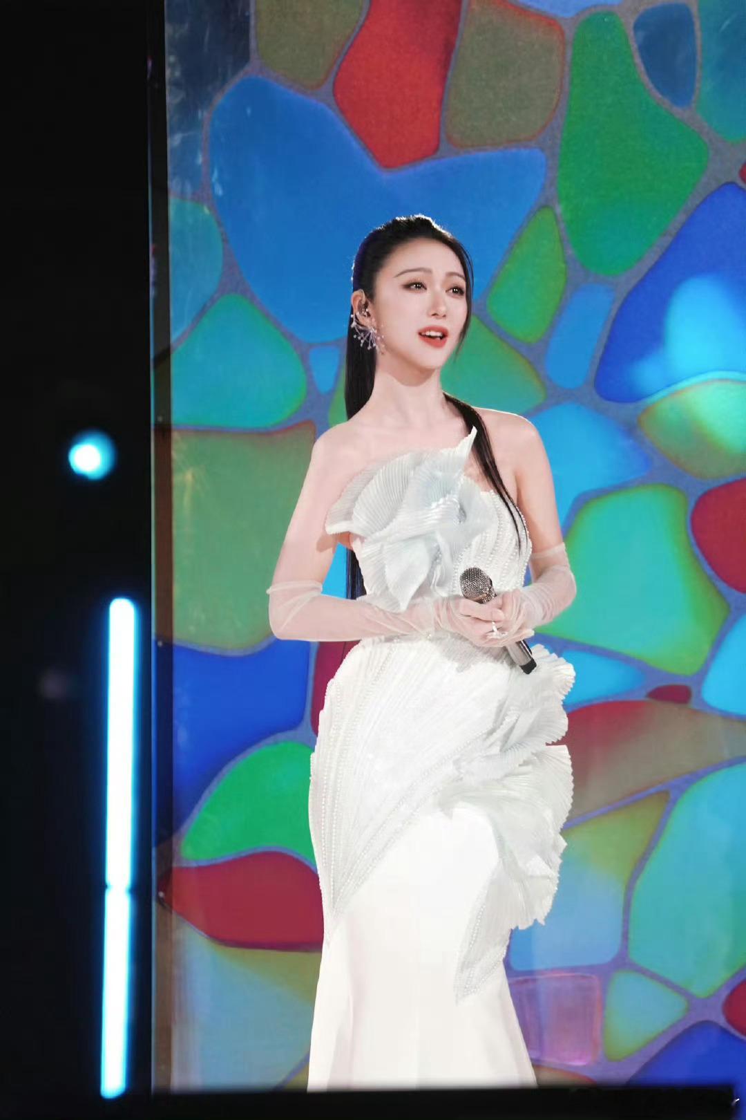 薛凯琪美得像一颗珍珠 被狠狠惊艳！黑长直高马尾亮眼吸睛，歌声温柔，舞台氛围感绝了