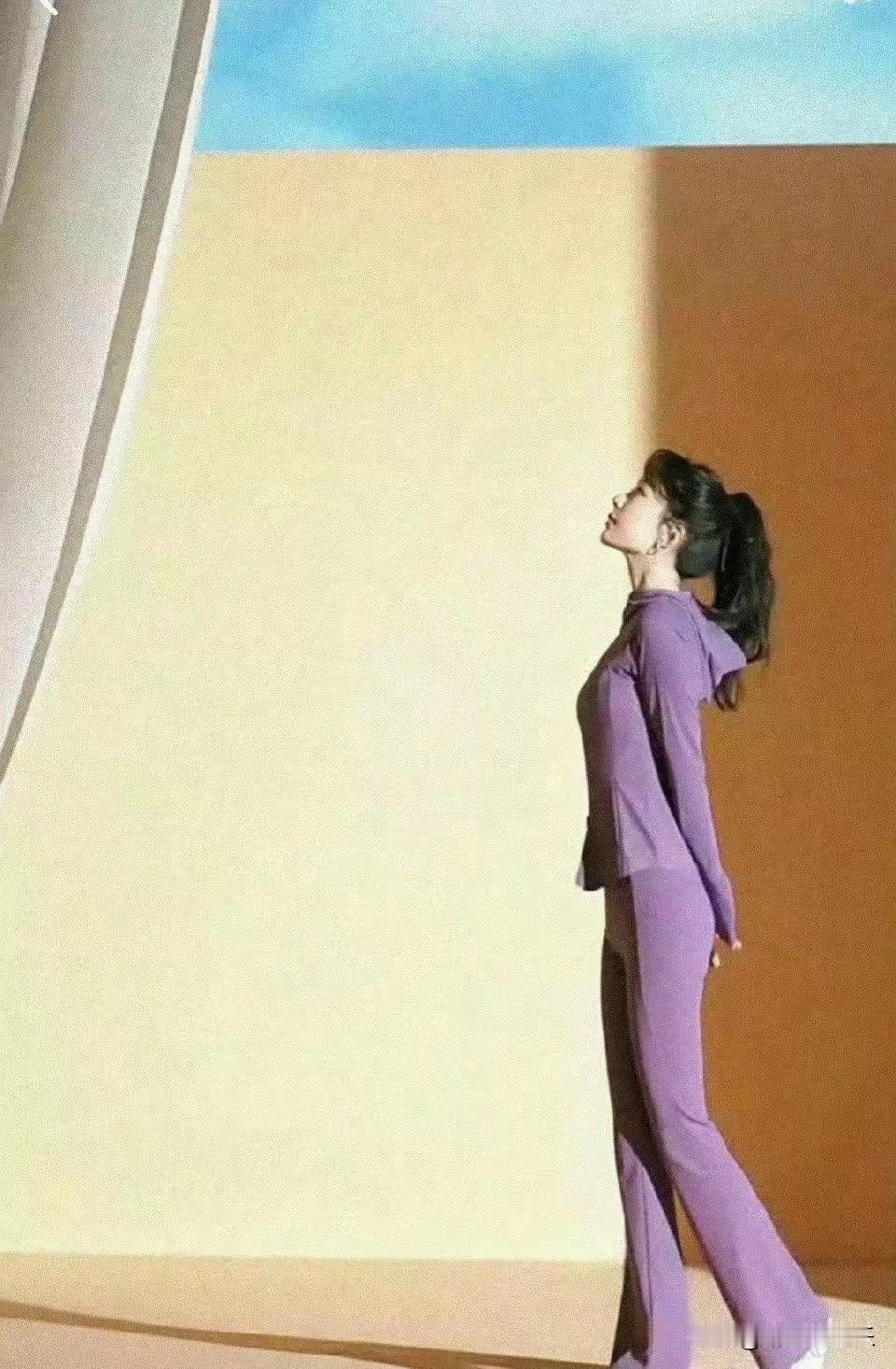 杨紫为了《生命树》上镜好看暴瘦15斤，看这纤细的身姿，真是瘦到了极致，
在减肥这