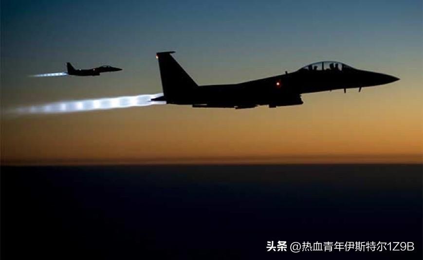 一架美国MC-130J突击队II型飞机在中东上空。
这架飞机是C-130J超级大