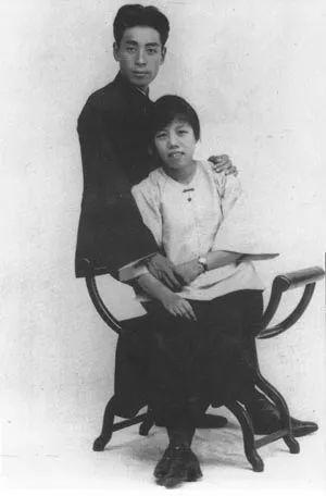 1925年，身在广州的周恩来写信给天津的邓颖超，盼她南下相聚成婚。邓颖超忙于天津