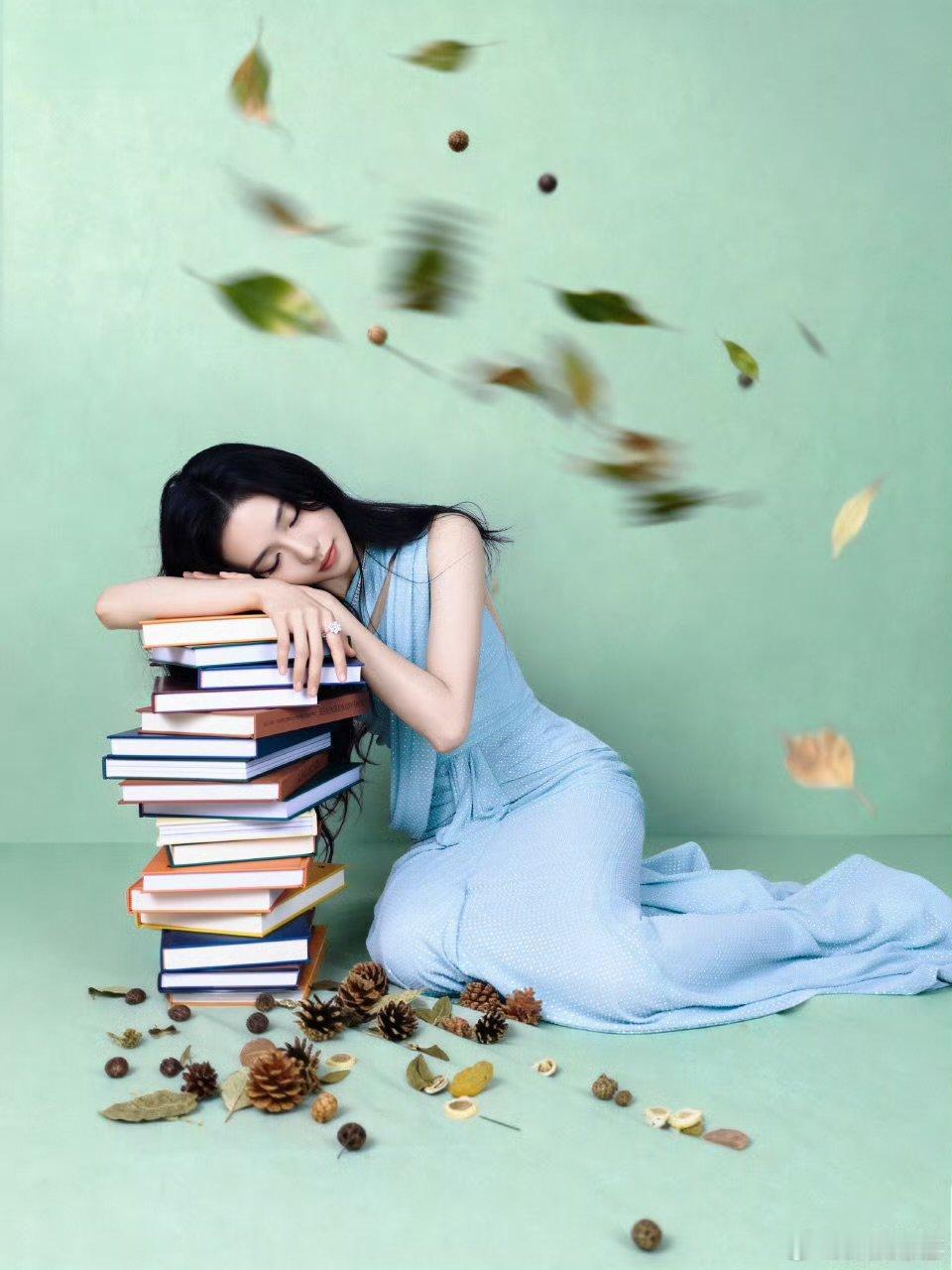 刘浩存边执法边比心执法与比心同时在线的浩存！精准推开怼脸拍摄的手机，另一只手的比