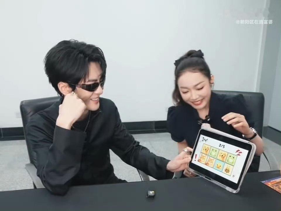 吴老狗你快从曾舜晞身上下来曾舜晞演完吴邪又演爷爷吴老狗，角色魂焊在身上，快把五爷
