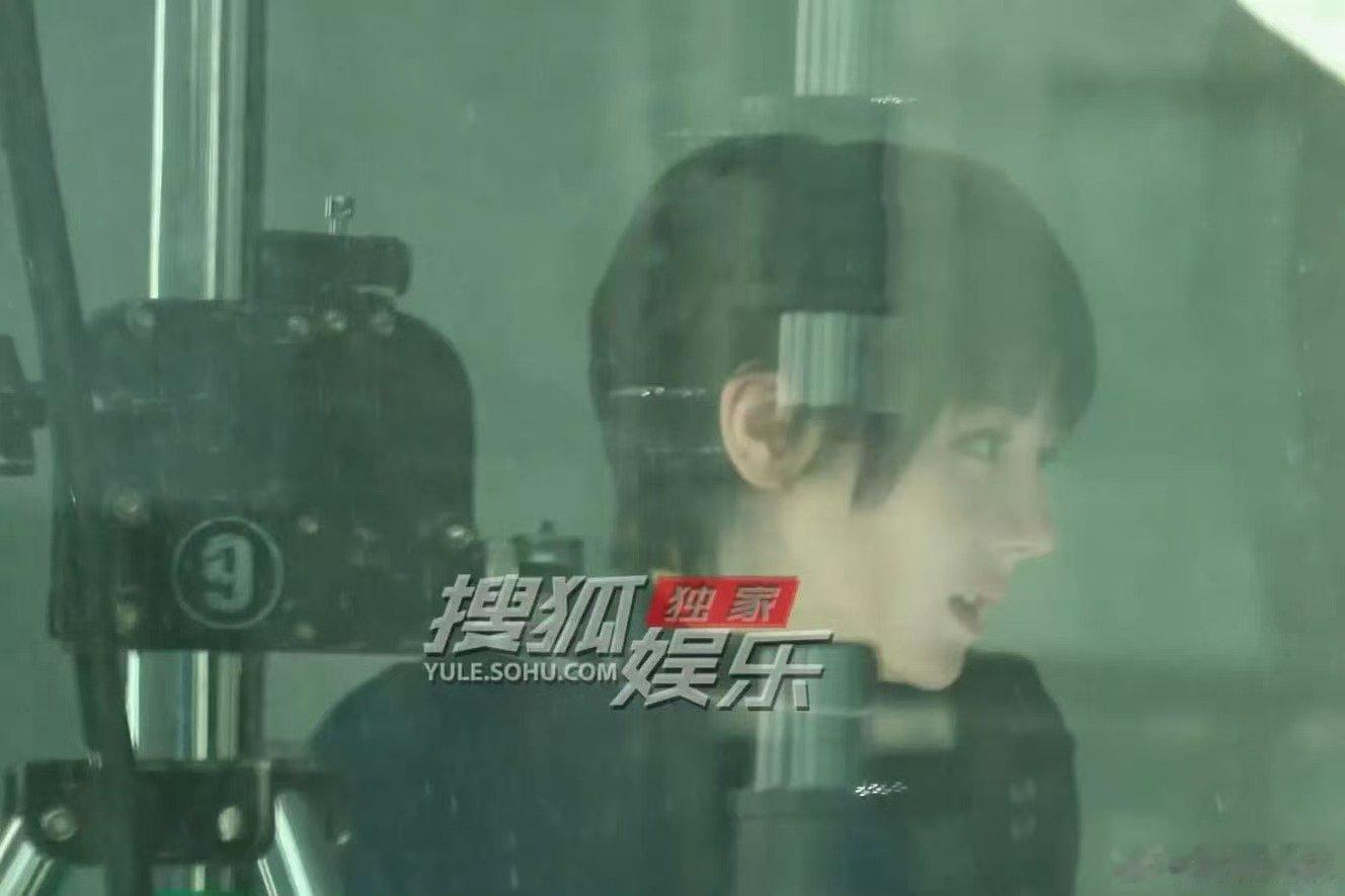 迪丽热巴齐刘海超短发迪丽热巴换了新发型 近日，有娱乐博主拍到现身影棚拍摄，新发型