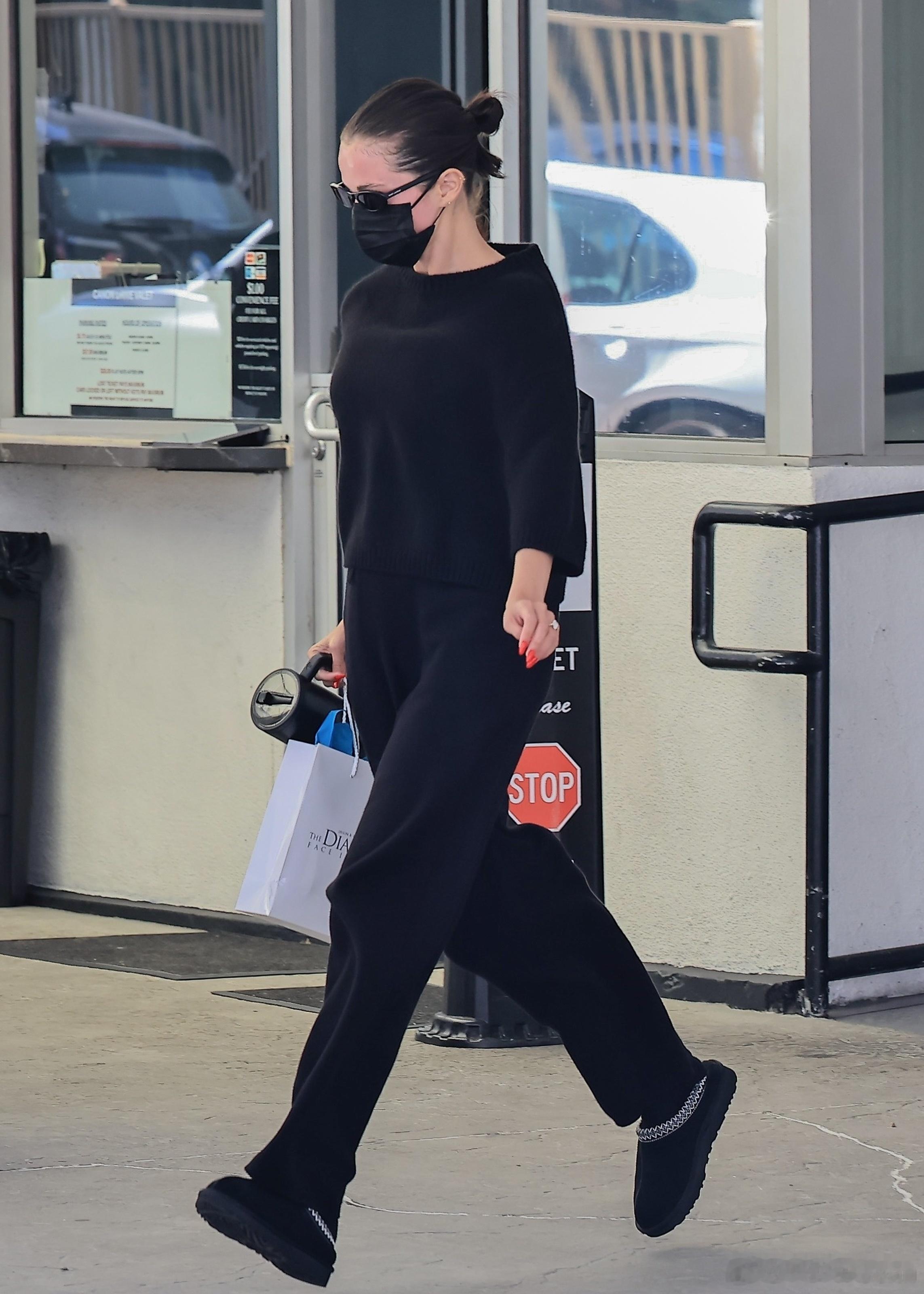 Selena Gomez赛琳娜戈麦斯在贝弗利山庄外出，做完皮肤管理的赛琳娜离开T