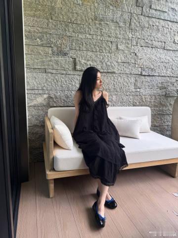 张婧仪黑吊带居家plog张婧仪慵懒松弛感随拍 张婧仪居家plog好有氛围感，一身